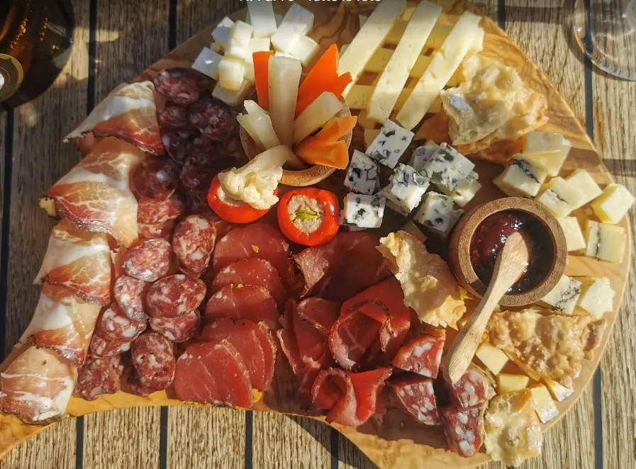 Tagliere gourmet con salumi, formaggi e vino